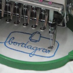 Detalle de bordado profesional en camiseta con hilo de colores
